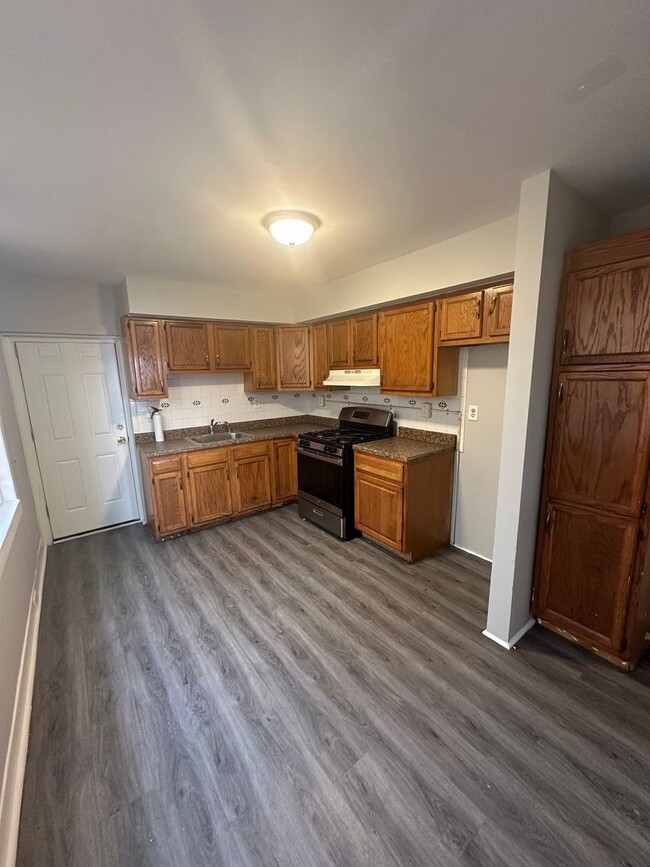 Building Photo - 3 Bed, 1 Bath Townhome