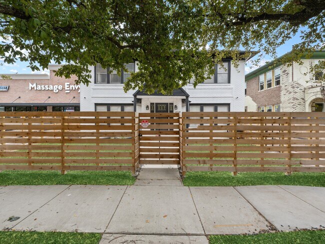 Building Photo - 1119 Waugh Dr