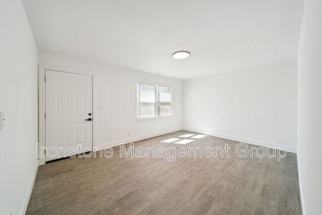 Foto del edificio - 3169 E 49th St