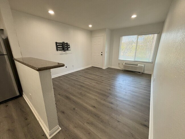 Foto del edificio - Upstairs Two Bedroom Condo with in-unit La...