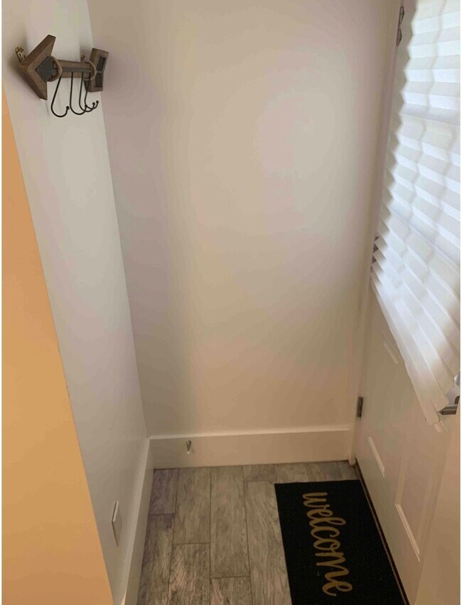 Private entrance - 825 50th Pl NE