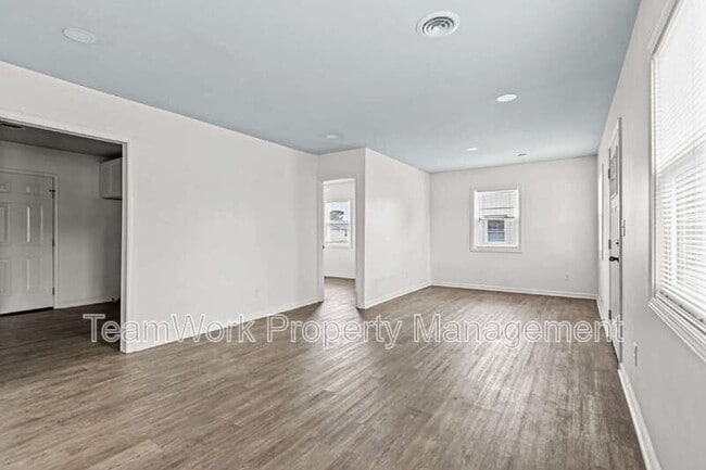 Building Photo - 3015 Azalea Dr