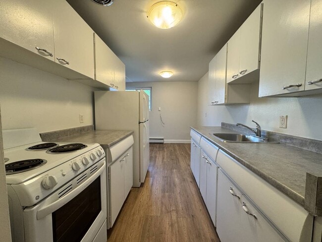 Building Photo - 1100 Wellington St