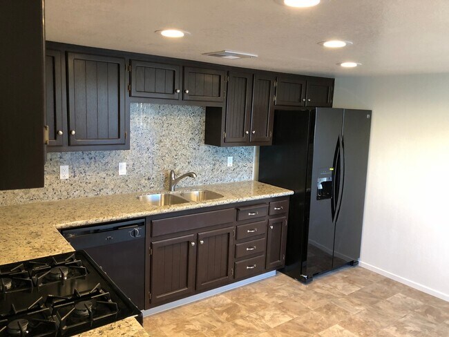 Building Photo - 913 W Atkins Ave