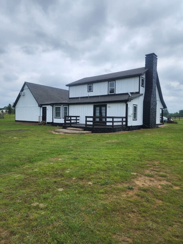 Building Photo - Home & Barn!
