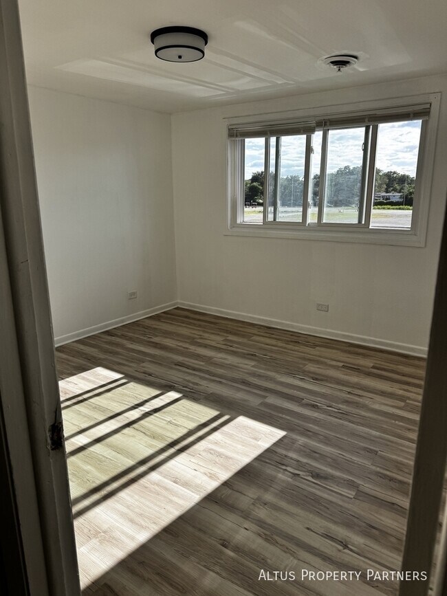 Foto del edificio - 504 Roberts Dr