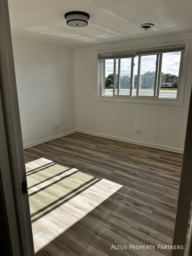 Building Photo - 504 Roberts Dr