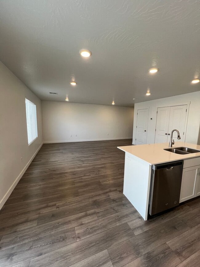 Building Photo - Beautiful Modern Townhome