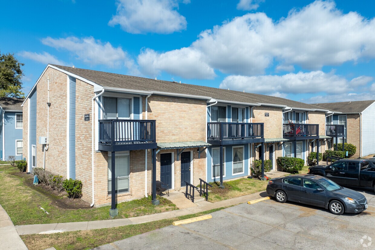 Albion Apartments in Angleton, TX