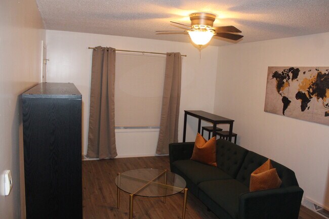 living room - 147 Holmes Dl