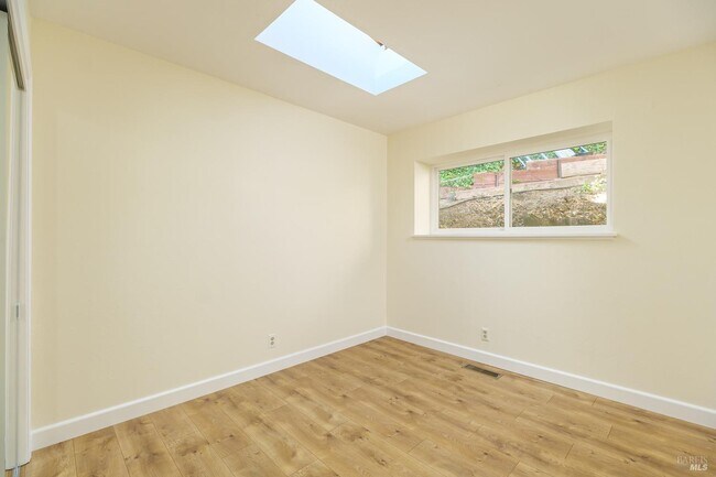 Foto del edificio - 50 Portola Ln