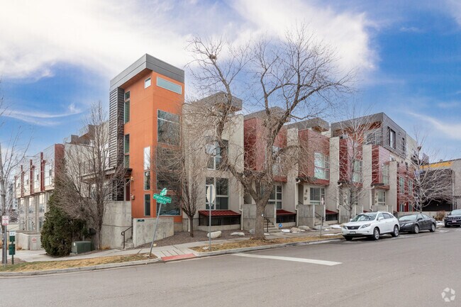 Building Photo - 2650 Front View Cres