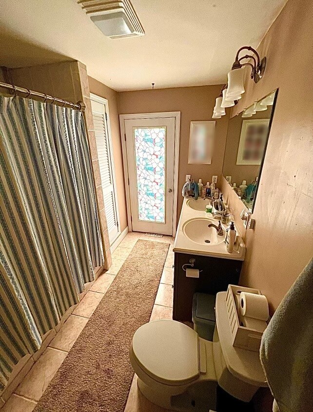 Oversized bathroom - 10 Woodland St