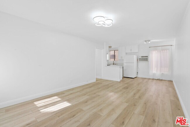 Foto del edificio - 6640 Woodman Ave