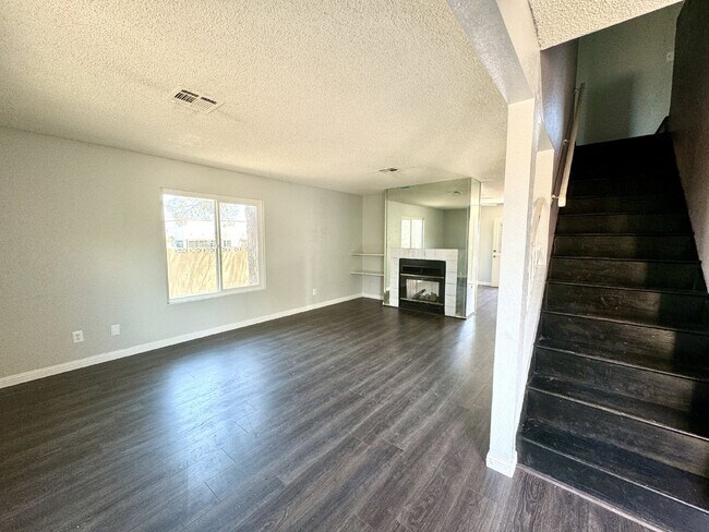 Foto del edificio - 4BD/3BA Henderson Townhome with Fireplace,...