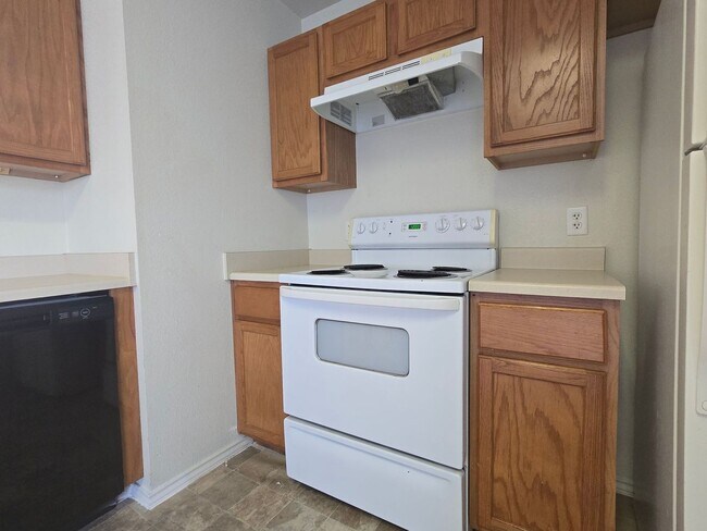 Foto del edificio - PRICE REDUCTION - AVAILABLE NOW!
