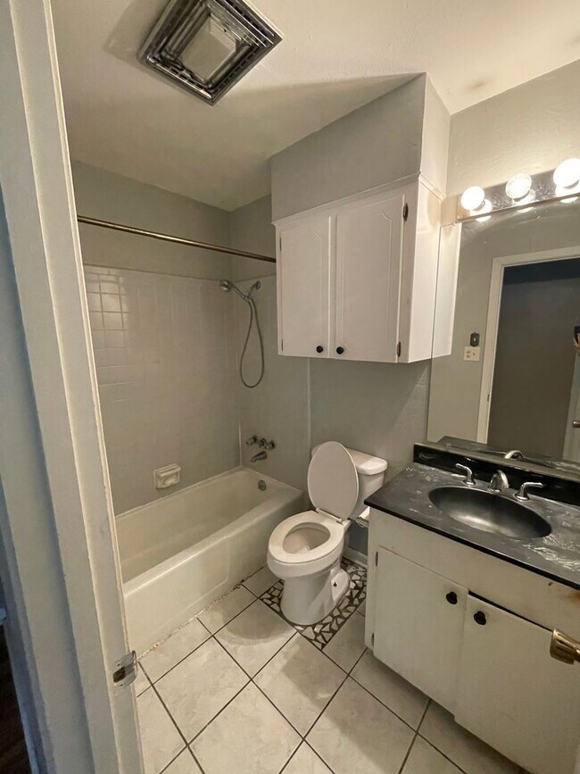 Building Photo - Southern Hills 3 Bedroom