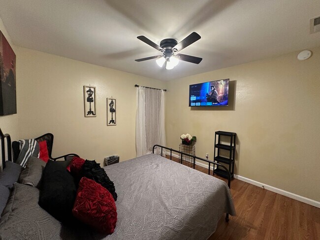 SECOND BEDROOM QUEEN BED - 8702 Village Dr