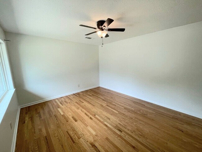 Building Photo - BEAUTIFUL!Renovated home in Colonial Hills!