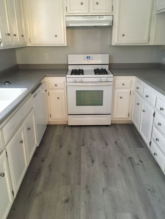 Building Photo - Beach close 4 bedroom, three bath townhous...