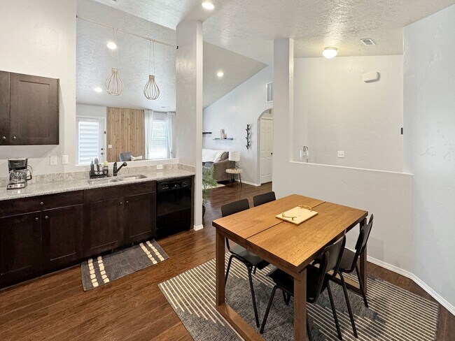 Foto del edificio - Furnished 3 Bed, 2 Bath Home in Southwest Boise – Stylish, Dog-Friendly, and Move-In Ready!