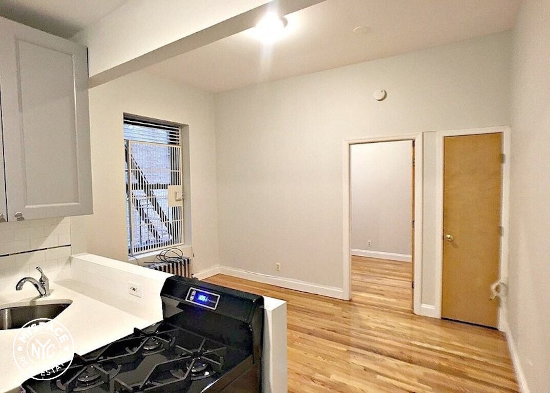 Building Photo - 446 E 78th St
