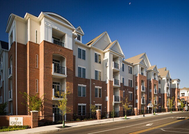 Foto del edificio - 350 W Elm St