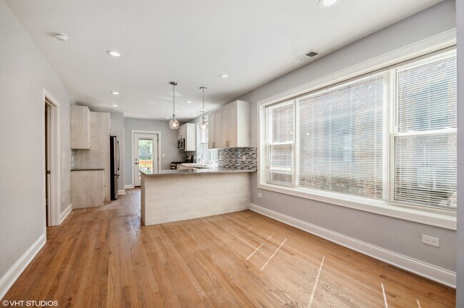 Building Photo - 5915 N Artesian Ave