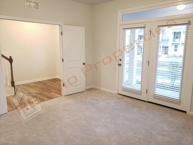 Building Photo - Luxury 3 Story 4 BD/3.5 Bath Townhome @ Sm...
