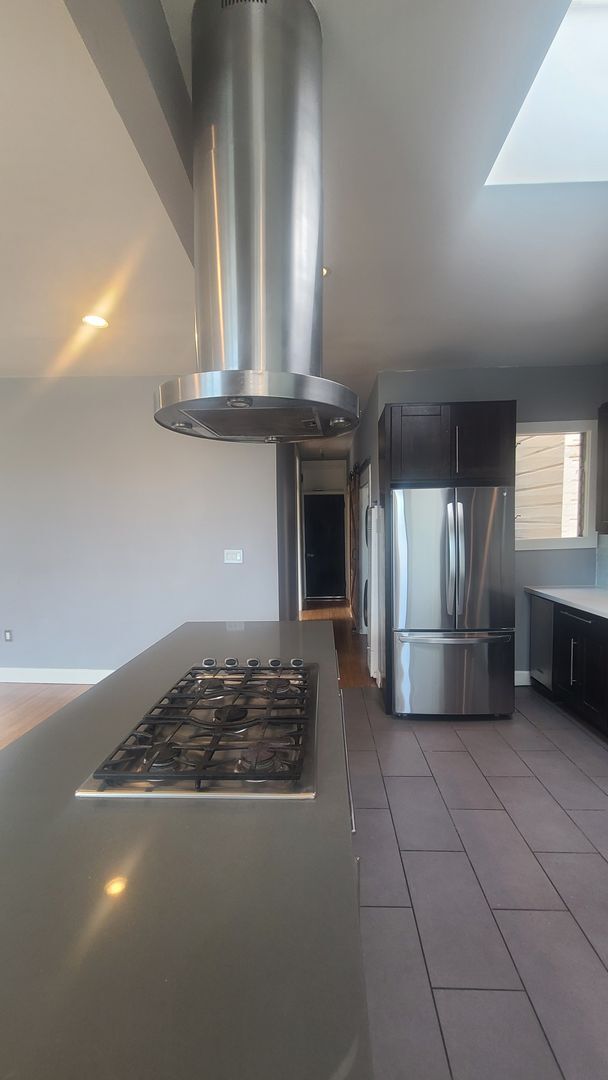 Building Photo - Updated super nice apt with amazing locati...