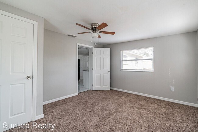 Building Photo - 3 br, 1.5 bath House - 4350 Beacon Square Dr.