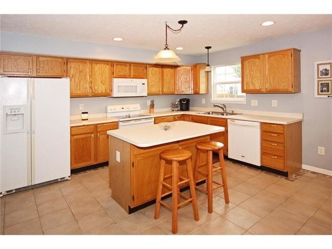 Building Photo - 5 Bedroom Home in Greenwood