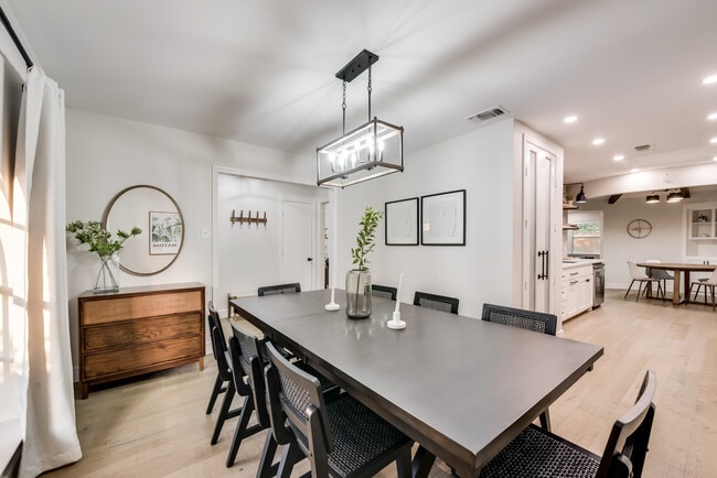 Building Photo - 2836 Meadowbrook Dr