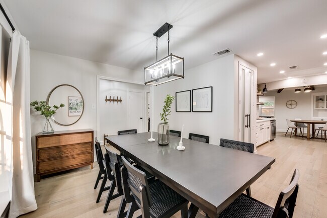 Foto del edificio - 2836 Meadowbrook Dr