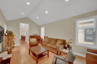 Building Photo - 823 Hamlin St