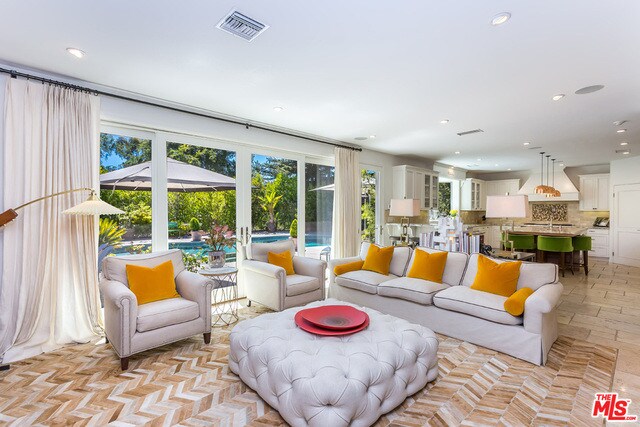 Foto principal - 9790 Tottenham Ct