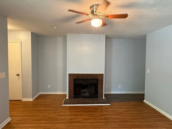 Foto del edificio - Freshly Painted 2Br 2Ba Duplex