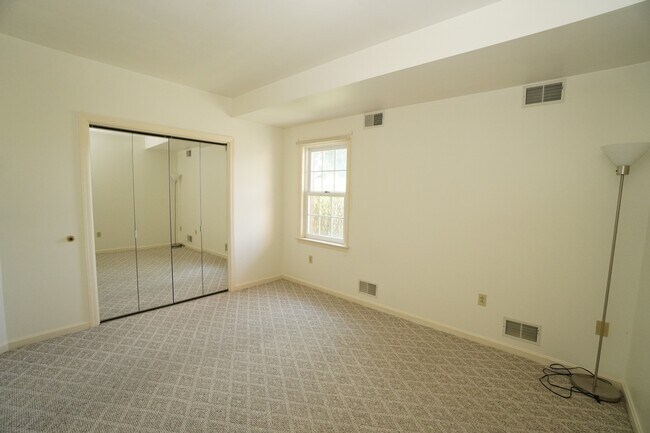 Foto del edificio - 2445 Old Greentree Rd