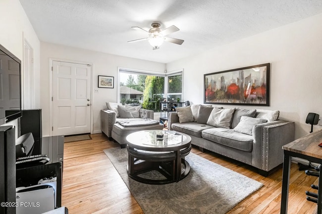 Living Room - 632 E Kensington Ave