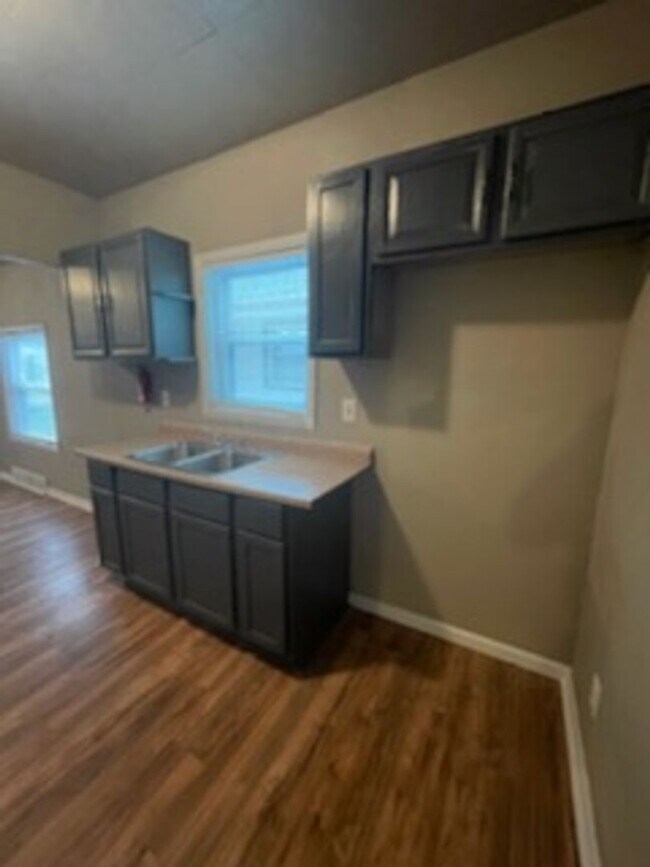Building Photo - Large 2 Story Home