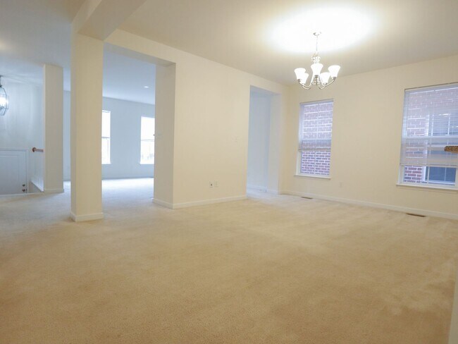 Building Photo - City Living with Parking: 4-Bedroom Townho...