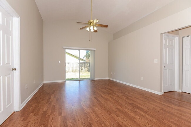 Foto del edificio - 535 Royal Ridge St