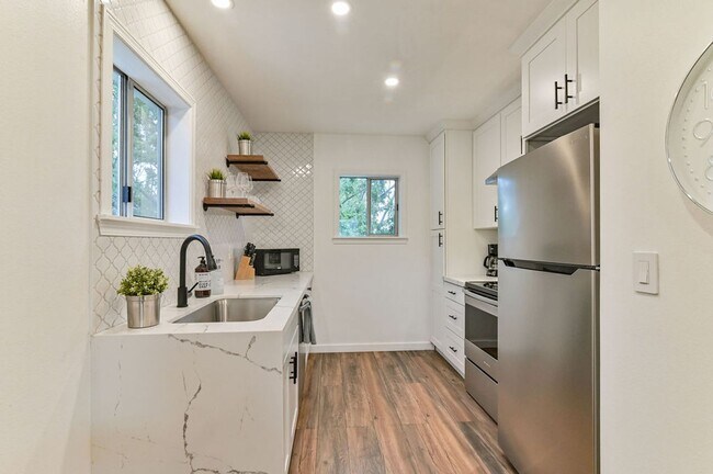 Foto del edificio - Beautiful top floor 1 bedroom 1 bathroom apartment on Lower Queen Anne