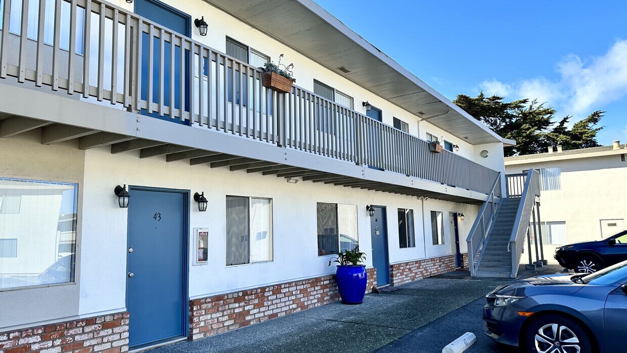 Marina Crescent Apartments in Marina, CA