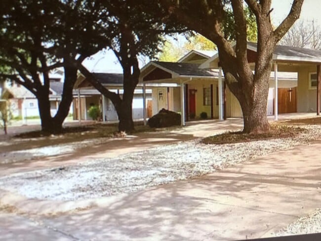 Photo - LIVINGSTON2709-11 Apartment