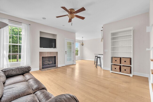 Foto del edificio - 210 Raven Ridge Ct