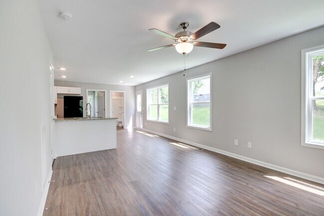 Foto del edificio - Two Story Duplex With Hardwood Flooring an...