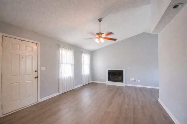 Foto del edificio - Coming Soon-First Full Months Rent FREE- 3 Bedroom 2 Bathroom- Pets Considered