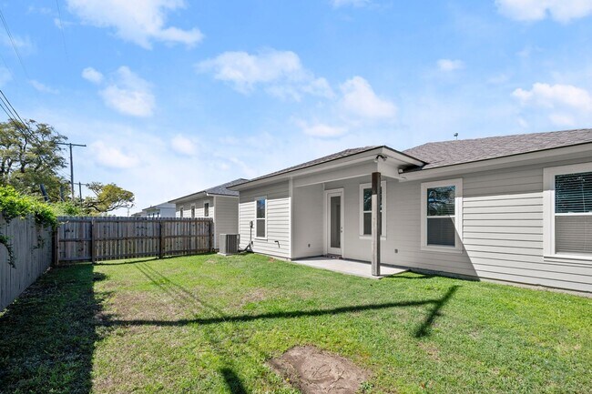 Building Photo - Beautiful 3 bedroom home plus office!