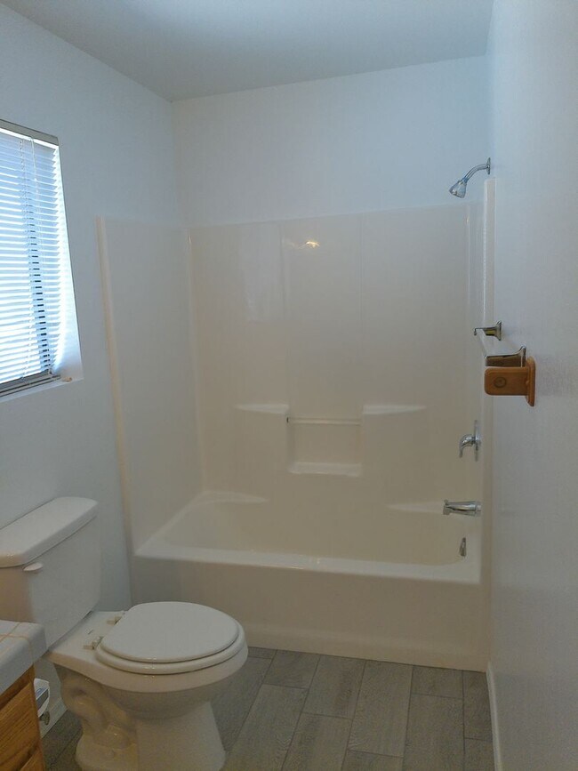 Foto del edificio - LONG TERM 12 MONTH LEASE